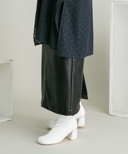 KBF(ケイビーエフ)の「フェイクレザーハイウエストタイトスカート(スカート・レディース・BLACK/BROWN・36/38)」の3枚目の写真