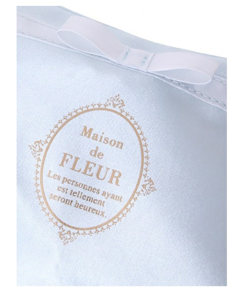 Maison de FLEUR サテンブランドロゴポーチ Maison de FLEUR（メゾンドフルール）の「サテンブランドロゴ