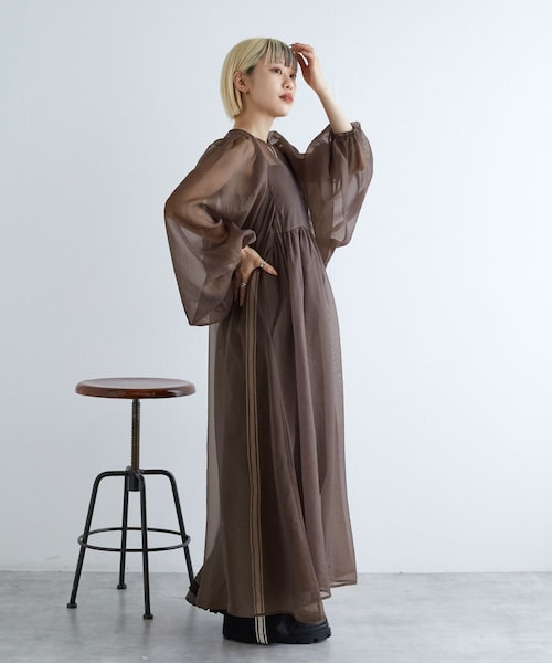 w closet（ダブルクローゼット）の「長袖ボリュームスリーブワンピース（ワンピース/ドレス・レディース・グレージュ/ブラウン・FREE）」の21枚目の写真