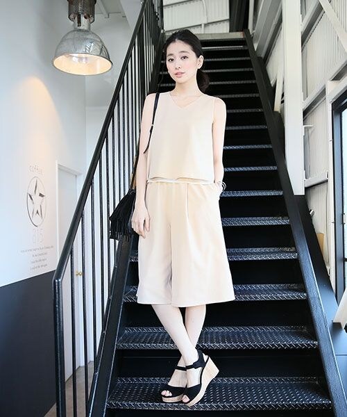 A part by(アパートバイ)の「【人気の3WAYセットアップ】Vネックノースリーブ*ガウチョセットアップ(パンツ・レディース・ホワイト/ベージュ/ネイビーブルー・M/L)」の2枚目の写真