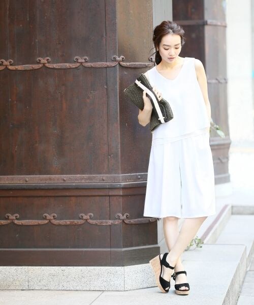 A part by(アパートバイ)の「【人気の3WAYセットアップ】Vネックノースリーブ*ガウチョセットアップ(パンツ・レディース・ホワイト/ベージュ/ネイビーブルー・M/L)」の1枚目の写真