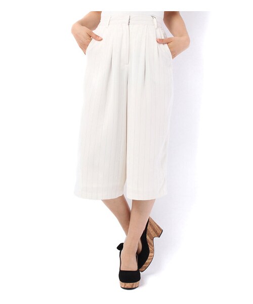 mysty woman(ミスティウーマン)の「タック入り膝下丈ワイドパンツ(その他・レディース・オフホワイト/グレー/ネイビー/ネイビー系・M)」の1枚目の写真