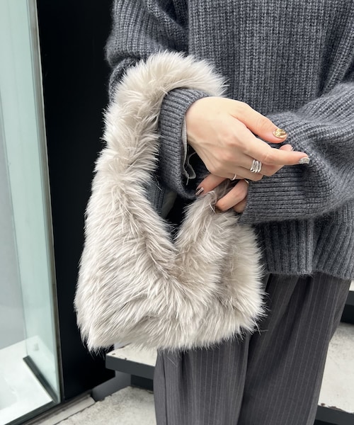 CAPRICIEUX LE'MAGE(カプリシューレマージュ)の「〈LE VERNIS/ル・ベルニ〉エコファーバッグ(ハンドバッグ・レディース・イエロー/グレー・F)」の2枚目の写真