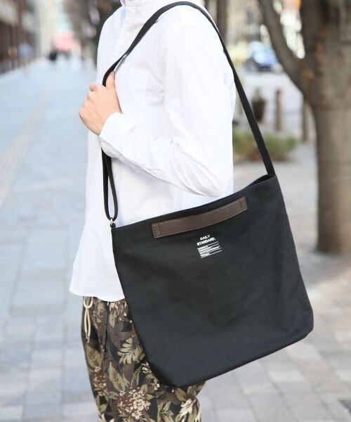 RAGEBLUE（レイジブルー）の「【先行予約】＜3WAY仕様＞キャンバスショルダーバッグ（バッグ・メンズ・ホワイト/ブラック/オリーブ/ネイビー・ONE SIZE）」の2枚目の写真