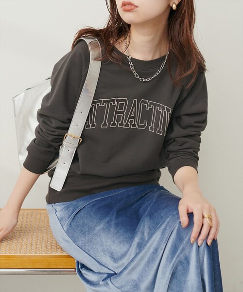 natural couture（ナチュラルクチュール）の「カレッジロゴ刺繍裏毛プルオーバー（Tシャツ/カットソー・レディース・ライトベージュ/ブルー/グリーン/チャコールグレー・FREE）」の2枚目の写真