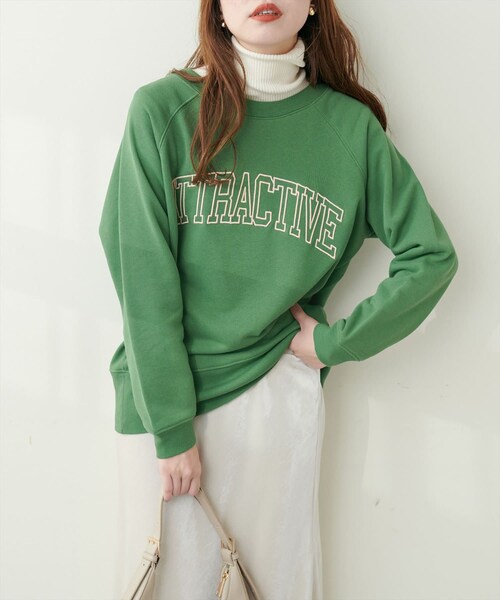 natural couture（ナチュラルクチュール）の「カレッジロゴ刺繍裏毛プルオーバー（Tシャツ/カットソー・レディース・ライトベージュ/ブルー/グリーン/チャコールグレー・FREE）」の3枚目の写真