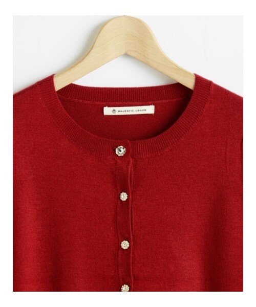 MAJESTIC LEGON（マジェスティックレゴン）の「ビジュー釦カーディガン（トップス・レディース・レッド/アイボリー/イエロー/ピンク/ラベンダー/グレー・Free）」の2枚目の写真