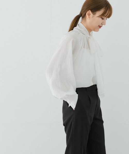 URBAN RESEARCH（アーバンリサーチ）の「ボリュームボウタイブラウス（トップス・レディース・WHITE/NAVY・FREE）」の15枚目の写真