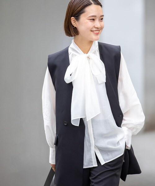 URBAN RESEARCH（アーバンリサーチ）の「ボリュームボウタイブラウス（トップス・レディース・WHITE/NAVY・FREE）」の2枚目の写真