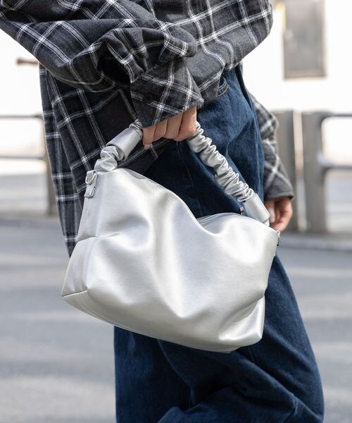 ALAND（エーランド）の「3.3 Field Trip／ギャザー2WAYBAG（バッグ・レディース・OTH(01)/ブラック(19)/アイボリー(52)・ONE SIZE）」の5枚目の写真