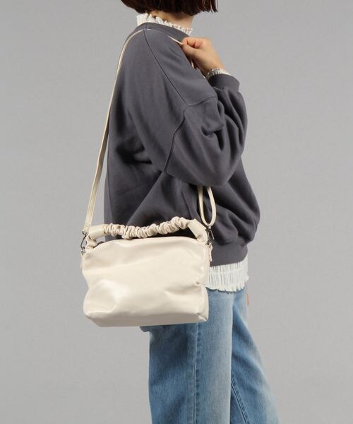 ALAND（エーランド）の「3.3 Field Trip／ギャザー2WAYBAG（バッグ・レディース・OTH(01)/ブラック(19)/アイボリー(52)・ONE SIZE）」の6枚目の写真