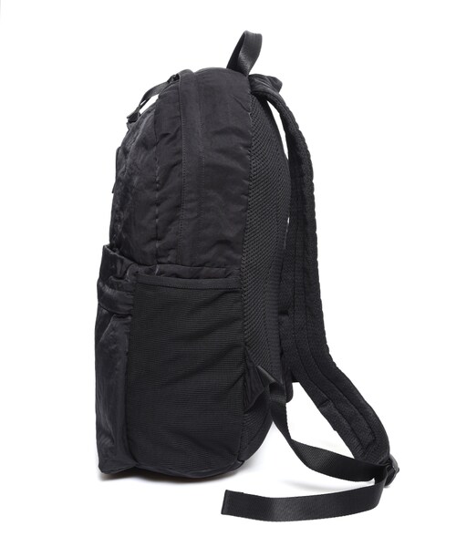C.P. COMPANY（シーピーカンパニー）の「NYLON B LENS BACKPACK（バッグ・メンズ・BLACK/01・F）」の2枚目の写真
