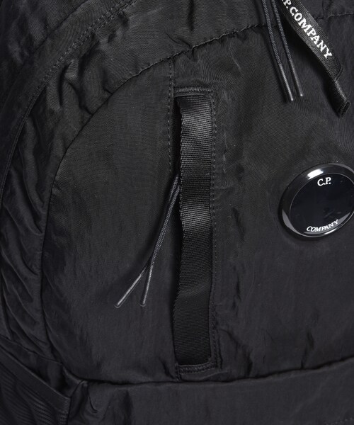 C.P. COMPANY（シーピーカンパニー）の「NYLON B LENS BACKPACK（バッグ・メンズ・BLACK/01・F）」の6枚目の写真