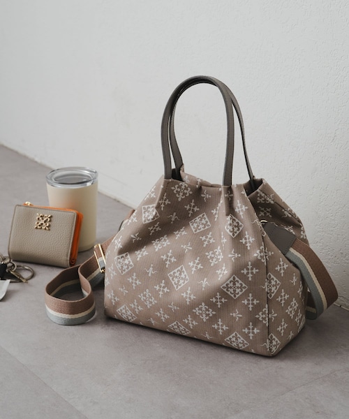 ラシット　2つのシルエットが楽しめる ショルダー付きトートバッグ russet（ラシット）の「【2つのシルエットが楽しめる】ショルダー付き