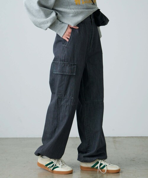 CIAOPANIC TYPY（チャオパニックティピー）の「【TYPYDENIM】カーゴデニム（デニムパンツ・レディース・ネイビー/ブラック・S/M）」の2枚目の写真