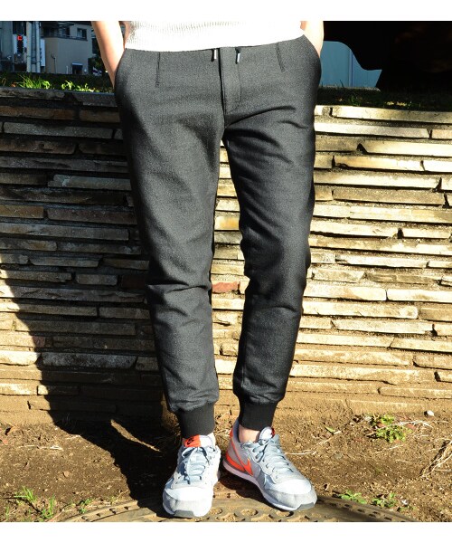 KATHARINE HAMNETT LONDON （キャサリンハムネットロンドン）の「STRETCH JOG PANTS（パンツ・メンズ・ブラック/レッド/グレー/オフホワイト・S/M/L）」の3枚目の写真