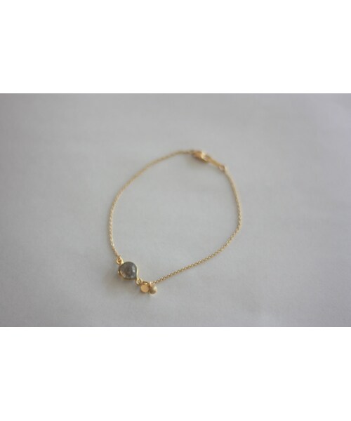 atelier bloom（アトリエブルーム）の「天然石の花びらブレスレット（ブレスレット・レディース・gold・free）」の2枚目の写真