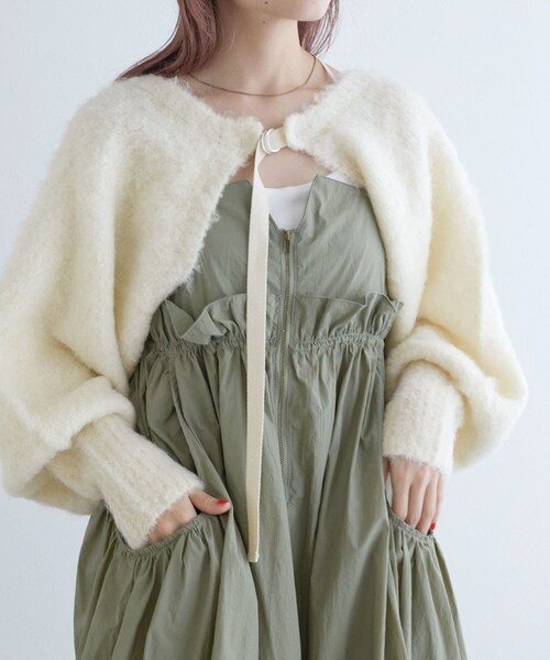 w closet(ダブルクローゼット)の「ブークレ起毛両A面ボレロ(トップス・レディース・アイボリー/グレー/オフ/ブルー/ベージュピンク・FREE)」の1枚目の写真