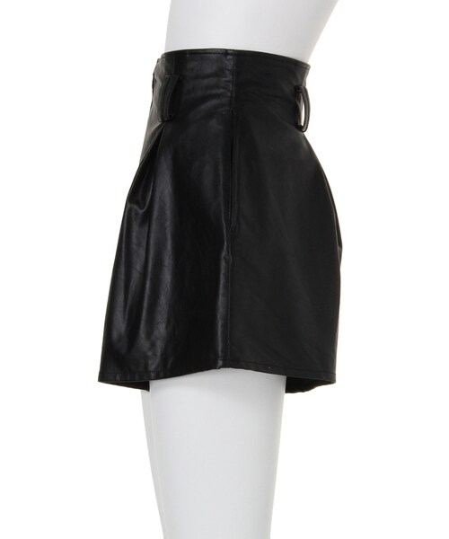 MURUA（ムルーア）の「【BASIC】H/Wフェイクレザーショートパンツ（パンツ・レディース・ホワイト/ブラック・1/2）」の4枚目の写真