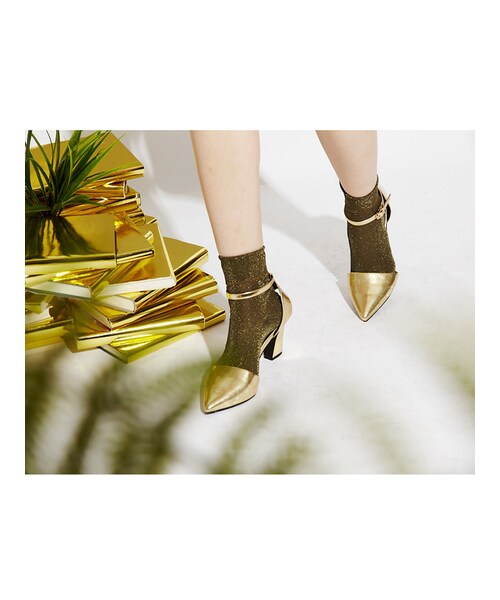 MURUA（ムルーア）の「【FEMININE】カバーベルトパンプス（シューズ・レディース・ホワイト/ブラック/イエロー/ゴールド）」の5枚目の写真