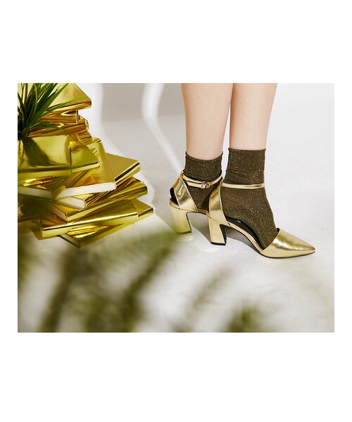 MURUA（ムルーア）の「【FEMININE】カバーベルトパンプス（シューズ・レディース・ホワイト/ブラック/イエロー/ゴールド）」の6枚目の写真