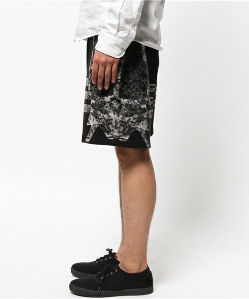 MARCELO BURLON(マルセロ・バーロン)の「MARCELO BURLON 『ROBOT CAMU』 SHORTS(その他パンツ・メンズ・ブラック・SMALL/MEDIUM)」の2枚目の写真