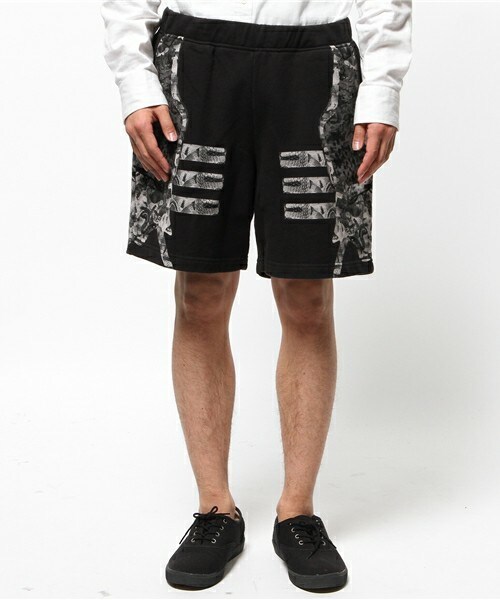 MARCELO BURLON(マルセロ・バーロン)の「MARCELO BURLON 『ROBOT CAMU』 SHORTS(その他パンツ・メンズ・ブラック・SMALL/MEDIUM)」の4枚目の写真