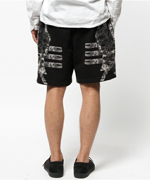MARCELO BURLON(マルセロ・バーロン)の「MARCELO BURLON 『ROBOT CAMU』 SHORTS(その他パンツ・メンズ・ブラック・SMALL/MEDIUM)」の3枚目の写真