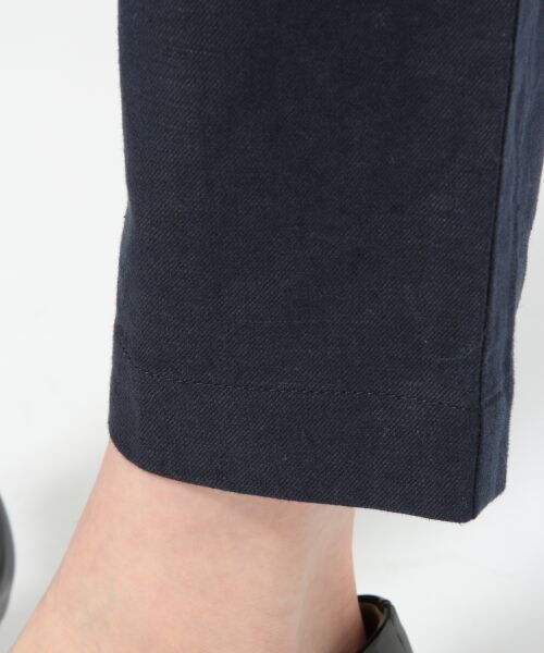 GLOBAL WORK（グローバルワーク）の「【きれいなシルエット】メンアサテーパードパンツ（パンツ・レディース・ホワイト05/グレーチェック11/ライトグレー12/ネイビーストライプ81/ネイビー88・Ｓ/Ｍ/Ｌ/ＸＬ）」の13枚目の写真