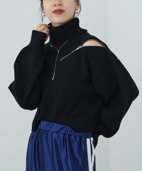 COLONY 2139（コロニートゥーワンスリーナイン）の「肩ZIPショート丈タートルニットプルオーバー（ニット/セーター・レディース・オフホワイト/ブラック/グレー・F）」の2枚目の写真