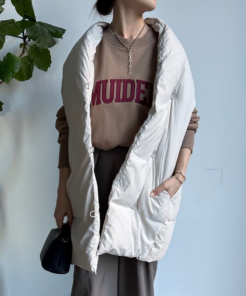 DouDou(ドゥドゥ)の「ストールライク異素材ダウンベスト(ダウンベスト・レディース・アイボリー/ブラック・F)」の1枚目の写真