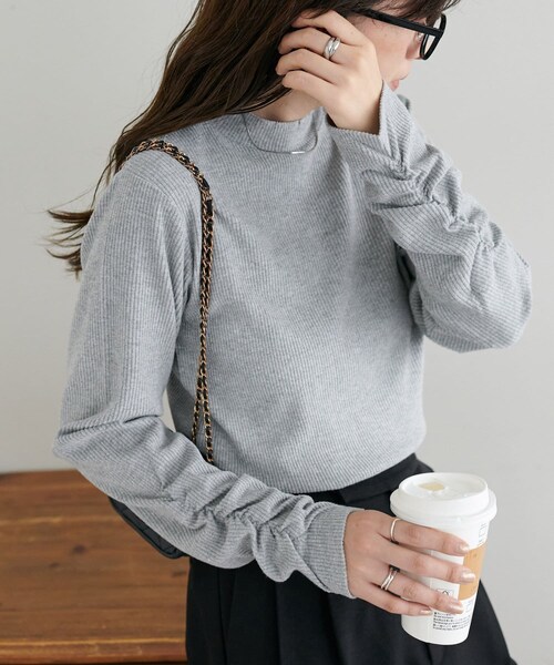 DISCOAT（ディスコート）の「起毛リブ袖口ギャザーハイネック（Tシャツ