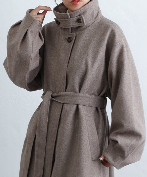 COLONY 2139(コロニートゥーワンスリーナイン)の「ベルト付ボリューム袖ステンカラーコート(ステンカラーコート・レディース・アイボリー/ブラウン/チャコールグレー/ブラック・F)」の4枚目の写真