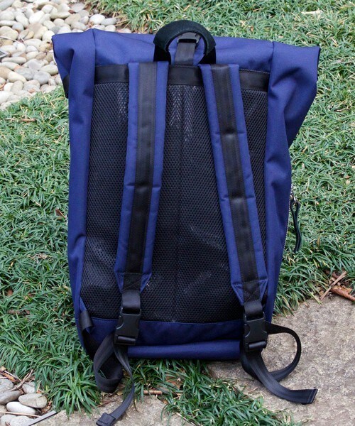 ADAM PATEK（アダムパテック）の「ADAM PATEK/gentil/ROLL TOP BAGPACK（バックパック/リュック・メンズ・ブラック/ネイビー・FREE）」の4枚目の写真