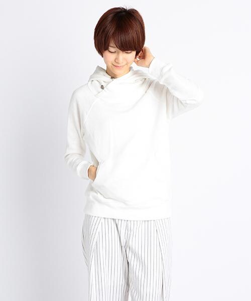 DOUBLE NAME（ダブルネーム）の「ボタン付きボリューム衿パーカー（トップス・レディース・ブルー/チャコールグレー/オフシロ・FREE）」の3枚目の写真