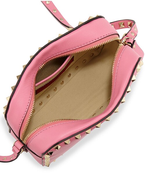 VALENTINO（ヴァレンティノ）の「Valentino Rockstud Camera Crossbody Bag, Pink（ショルダーバッグ・レディース・PINK）」の2枚目の写真