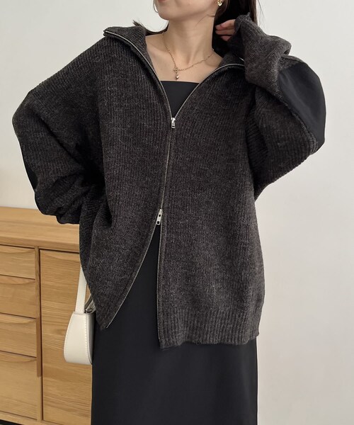 CAPRICIEUX LE'MAGE（カプリシューレマージュ）の「エルボーパッチジップニット（カーディガン/ボレロ・レディース・ベージュ/チャコールグレー・F）」の2枚目の写真