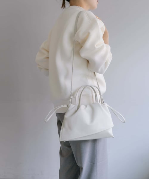 ear PAPILLONNER（イアパピヨネ）の「《牛革》レイヤード巾着