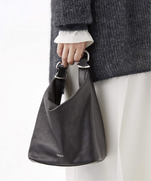 AP STUDIO ショルダーバック　人気 ACNE STUDIOS(アクネストゥディオズ) マルチポケットショルダーバッグ