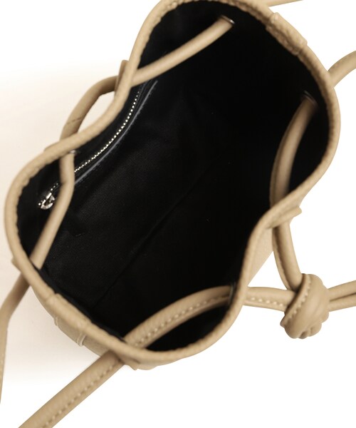 VASIC（ヴァジック）の「BOND MINI MINI LEATHER（バッグ・レディース・SAND/28/WHITE/10・F）」の6枚目の写真