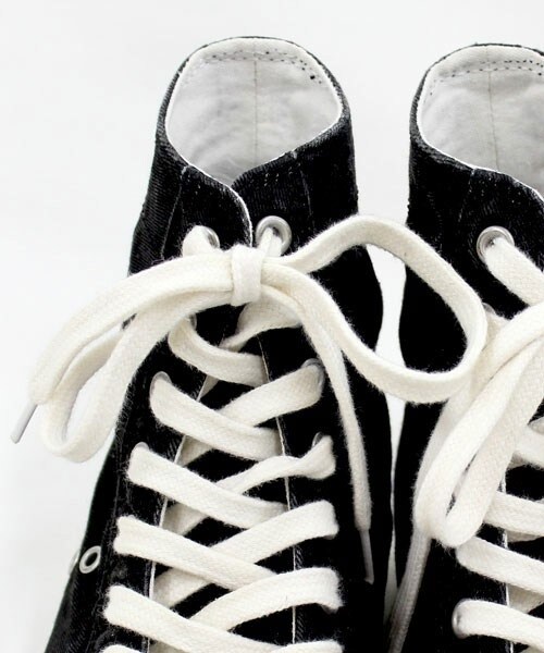 RNA（アールエヌエー）の「スタンダードハイスニーカー（シューズ・レディース・オフホワイト/ブラック/レッド・S/M）」の6枚目の写真