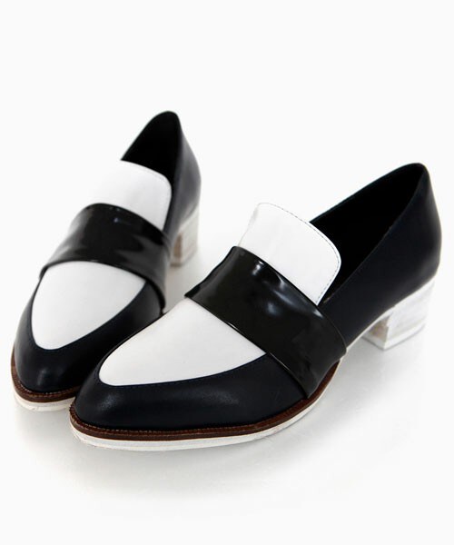 DHOLIC(ディーホリック)の「ブラック&ホワイトヒールローファー(ドレスシューズ・レディース・ブラックトーン/ダークネイビー・225/230/235/240/245/250)」の2枚目の写真