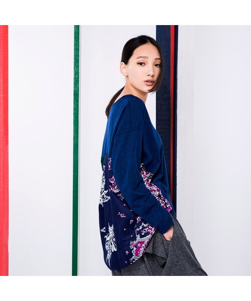 etreの「圖騰花案剪接上衣（トップス・レディース・藍色・Free）」の3枚目の写真