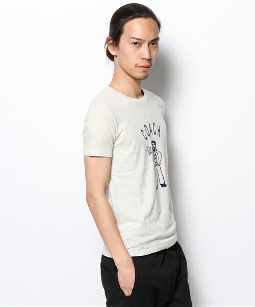 FREDY&GLOSTER（フレディアンドグロスター）の「COACH プリントTシャツ（Tシャツ/カットソー・メンズ・アイボリー・SMALL/MEDIUM/LARGE）」の3枚目の写真
