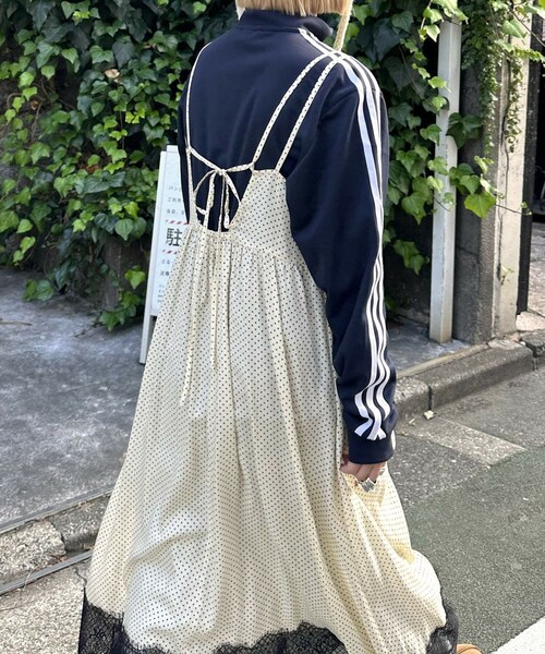 w closet(ダブルクローゼット)の「【Alley】ランジェリー風キャミワンピース(ワンピース/ドレス・レディース・グレーパープル/アイボリー/レッドベース・FREE)」の22枚目の写真
