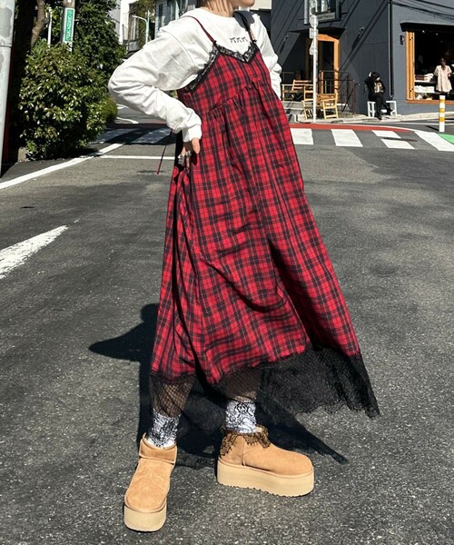 w closet(ダブルクローゼット)の「【Alley】ランジェリー風キャミワンピース(ワンピース/ドレス・レディース・グレーパープル/アイボリー/レッドベース・FREE)」の1枚目の写真