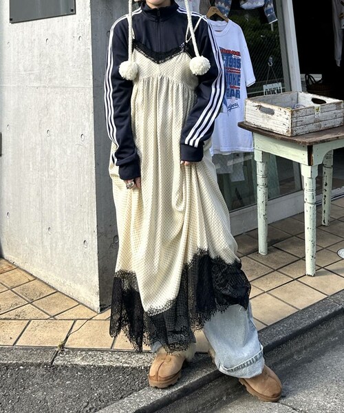 w closet(ダブルクローゼット)の「【Alley】ランジェリー風キャミワンピース(ワンピース/ドレス・レディース・グレーパープル/アイボリー/レッドベース・FREE)」の2枚目の写真
