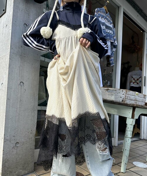 w closet(ダブルクローゼット)の「【Alley】ランジェリー風キャミワンピース(ワンピース/ドレス・レディース・グレーパープル/アイボリー/レッドベース・FREE)」の19枚目の写真