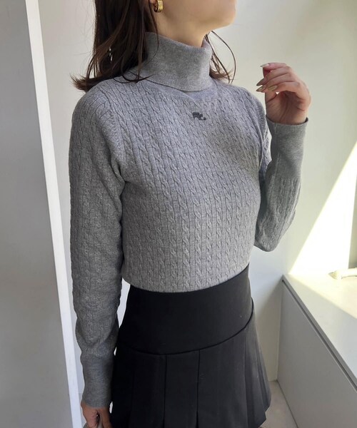 one after another NICE CLAUP(ワンアフターアナザーナイスクラップ)の「刺しゅうケーブルハイネックニット(ニット/セーター・レディース・オフホワイト/レッド/グレー/ブラック・0)」の3枚目の写真
