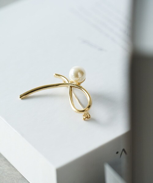 un dix cors(アンディコール)の「パールウェーブブローチ(ブローチ/コサージュ・レディース・ゴールド・F)」の1枚目の写真